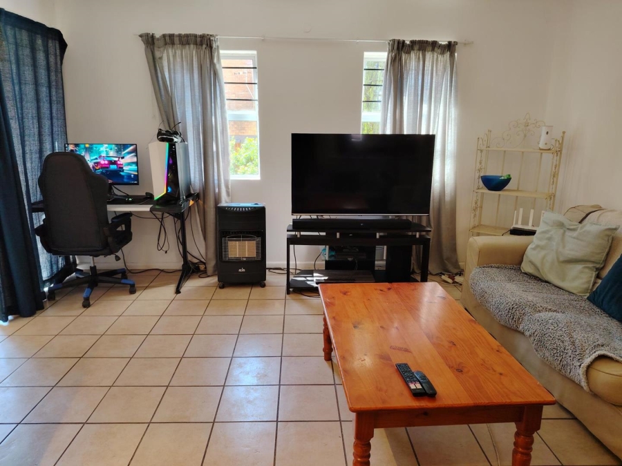 To Let 2 Bedroom Property for Rent in Uitzicht Western Cape